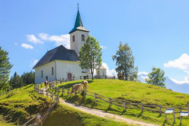 Style de vie français, équilibre travail loisirs, café terrasse